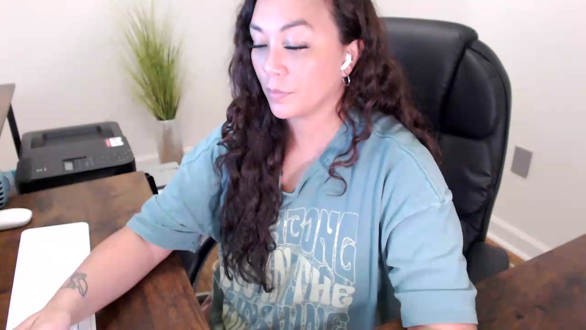 Gallery image thumbnail from MickaylaStar's myfreecams stream on, 06/03/2026, 19:33 image 14 of 20