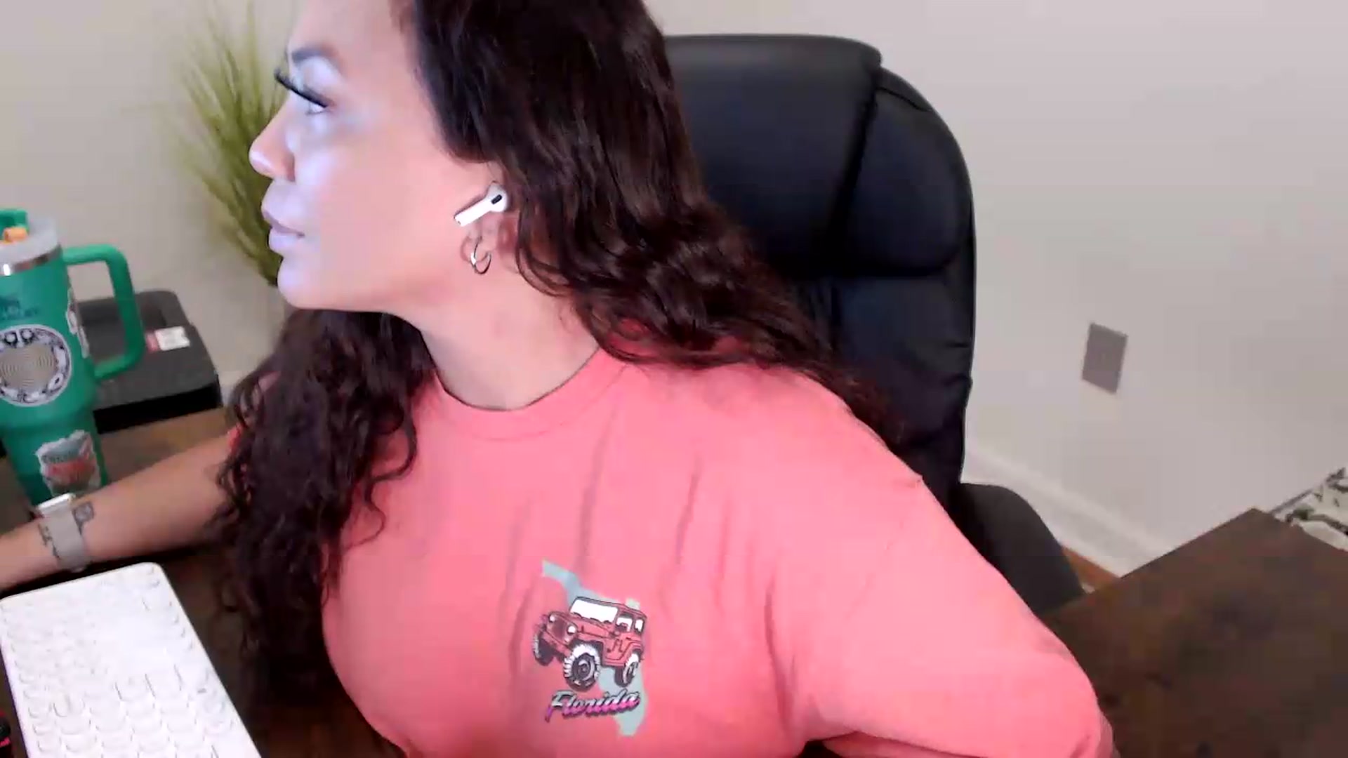 Gallery image thumbnail from MickaylaStar's myfreecams stream on, 06/05/2026, 14:42 image 16 of 20
