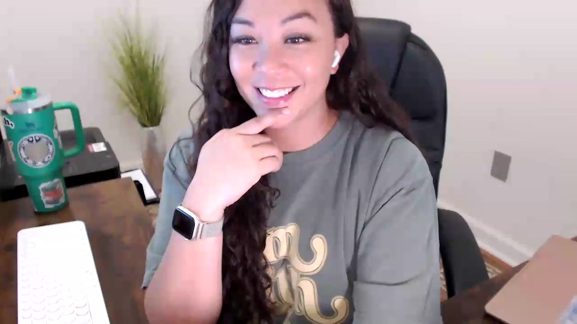 Gallery image thumbnail from MickaylaStar's myfreecams stream on, 06/08/2026, 14:56 image 4 of 20