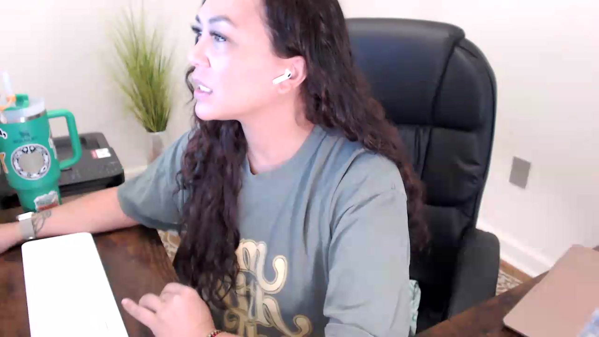 Gallery image thumbnail from MickaylaStar's myfreecams stream on, 06/08/2026, 15:53 image 10 of 20