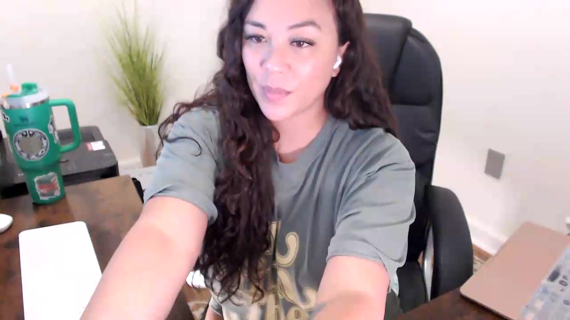 Gallery image thumbnail from MickaylaStar's myfreecams stream on, 06/08/2026, 17:14 image 6 of 20