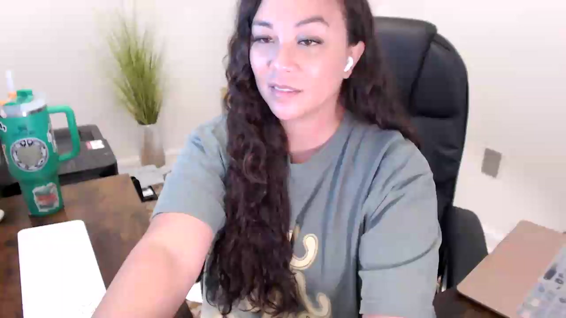 Gallery image thumbnail from MickaylaStar's myfreecams stream on, 06/08/2026, 17:57 image 15 of 20