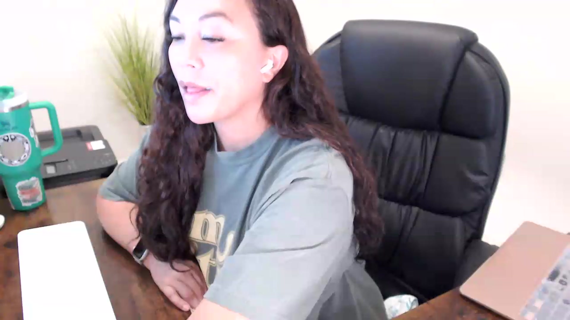 Gallery image thumbnail from MickaylaStar's myfreecams stream on, 06/08/2026, 17:57 image 5 of 20