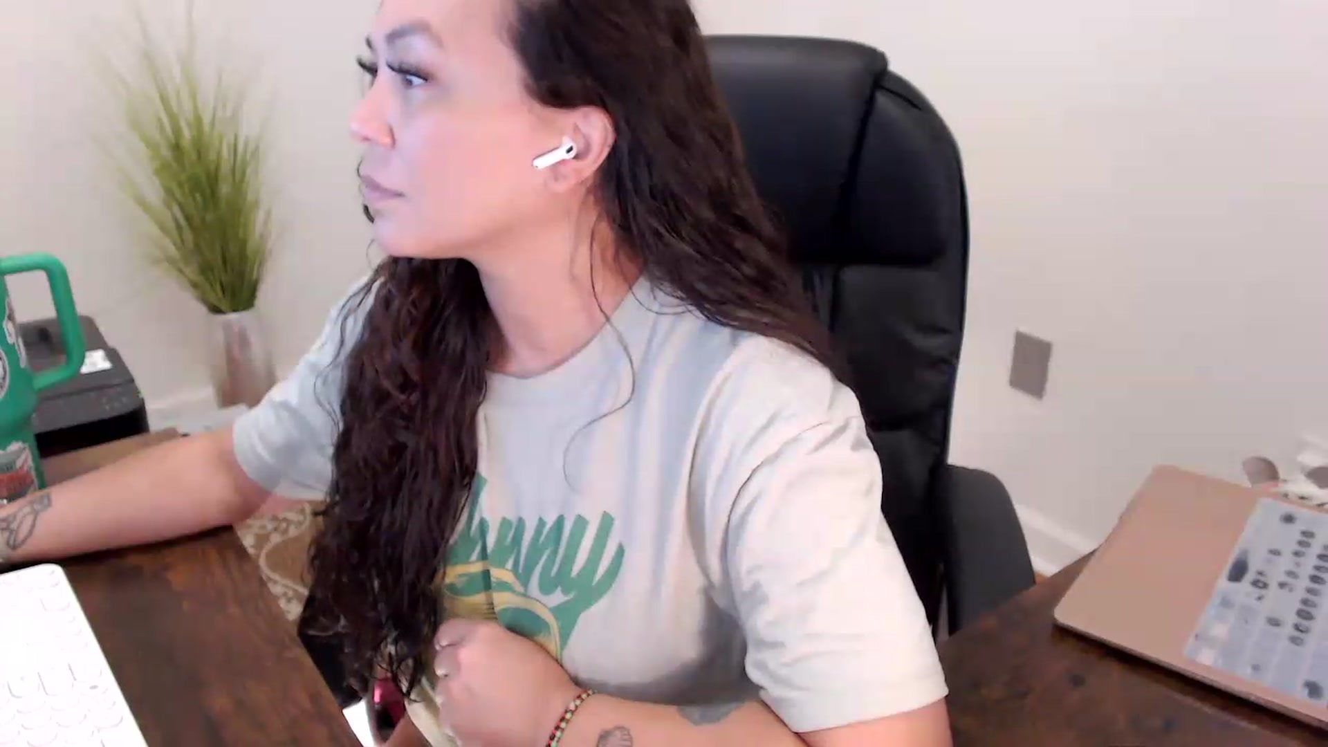 Gallery image thumbnail from MickaylaStar's myfreecams stream on, 06/19/2026, 16:38 image 14 of 20