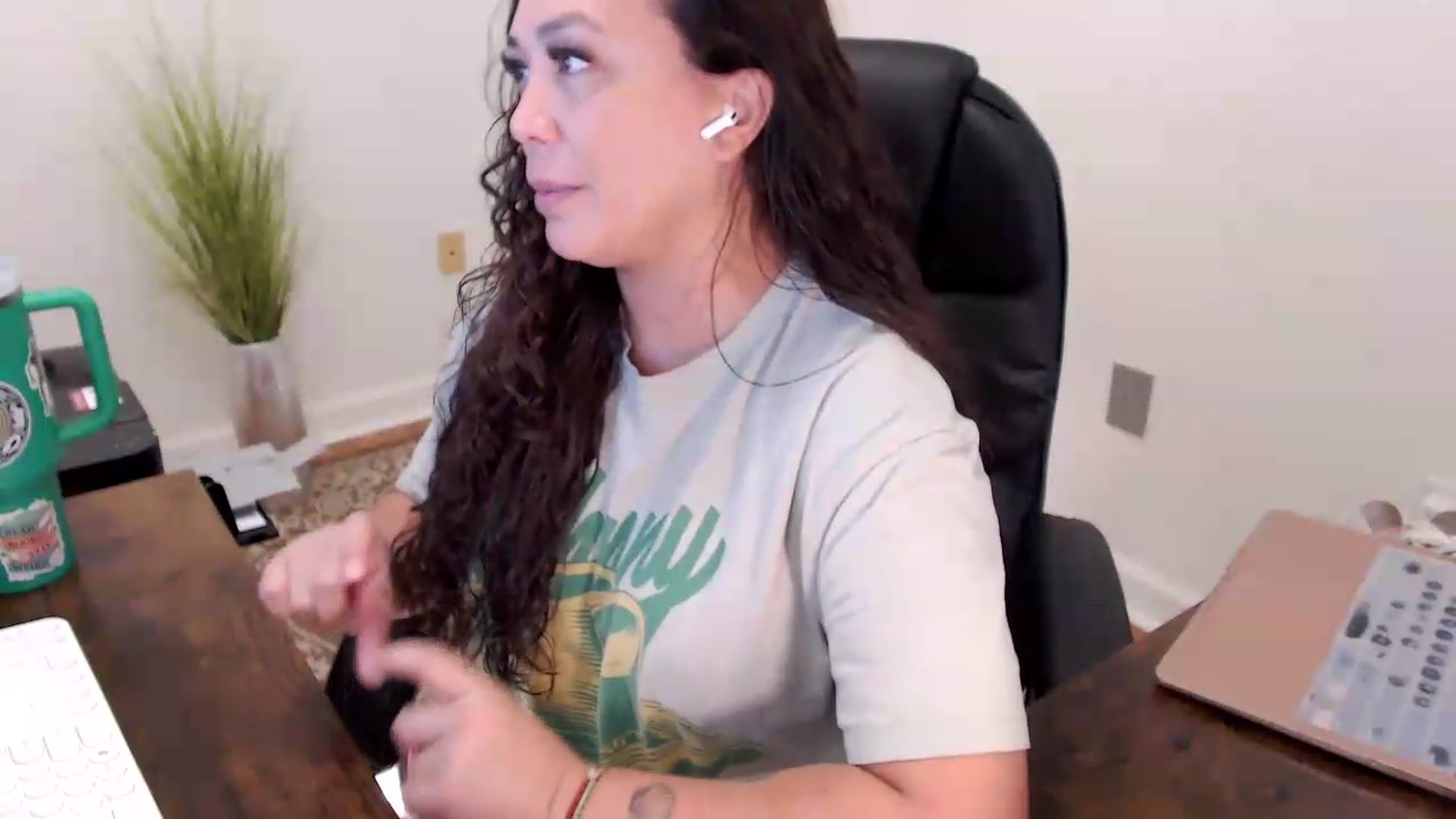 Gallery image thumbnail from MickaylaStar's myfreecams stream on, 06/19/2026, 16:38 image 9 of 20