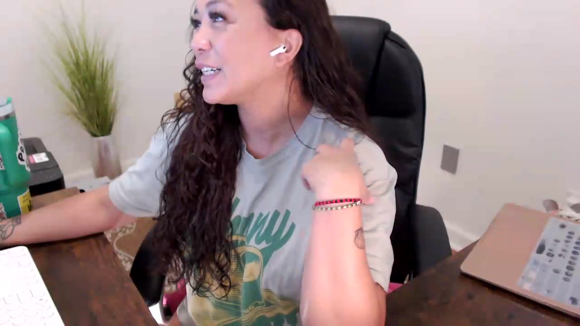 Gallery image thumbnail from MickaylaStar's myfreecams stream on, 06/19/2026, 16:38 image 8 of 20