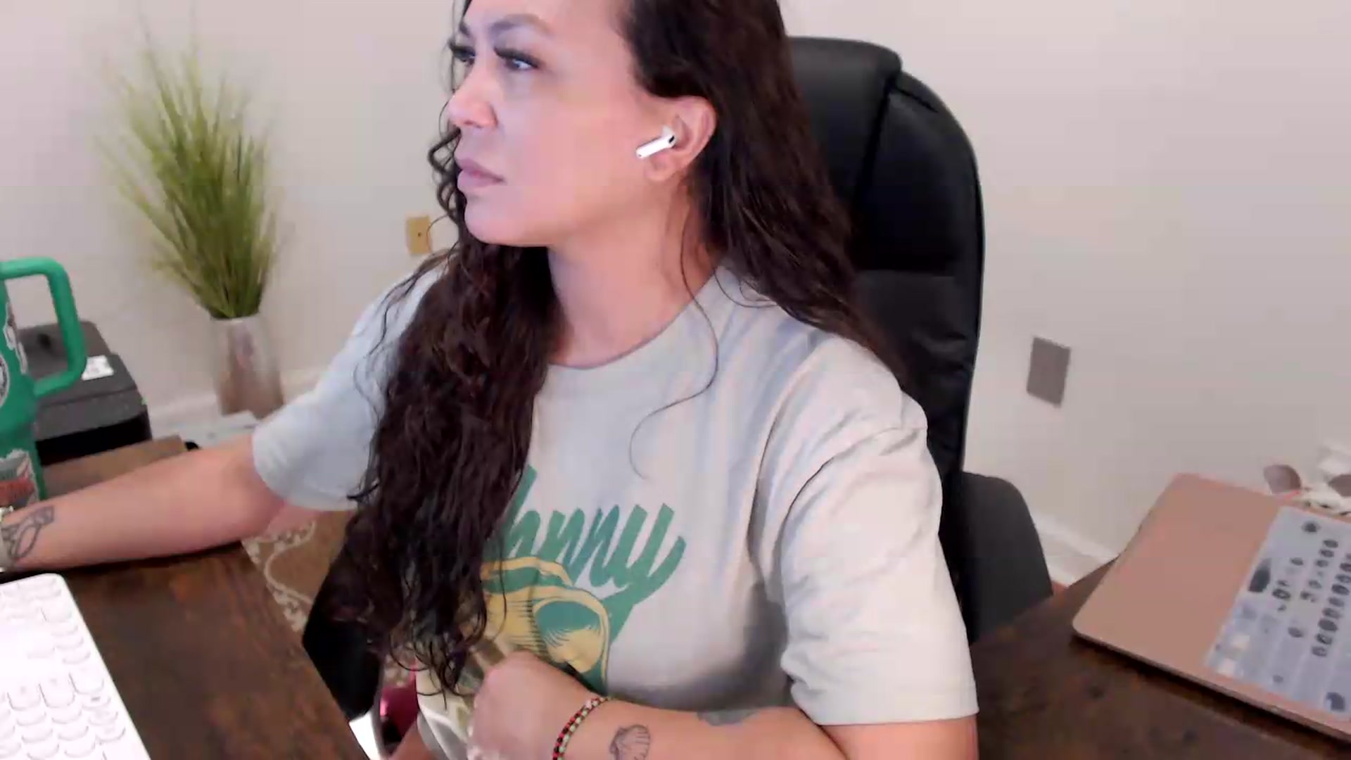 Gallery image thumbnail from MickaylaStar's myfreecams stream on, 06/19/2026, 16:38 image 13 of 20
