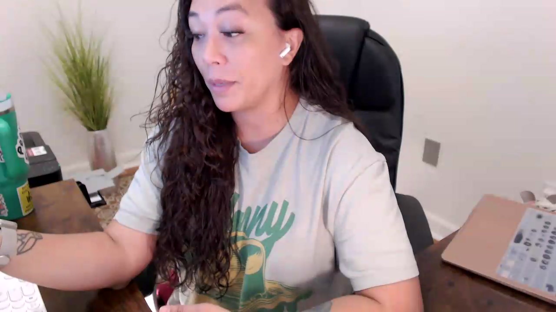 Gallery image thumbnail from MickaylaStar's myfreecams stream on, 06/19/2026, 16:38 image 6 of 20