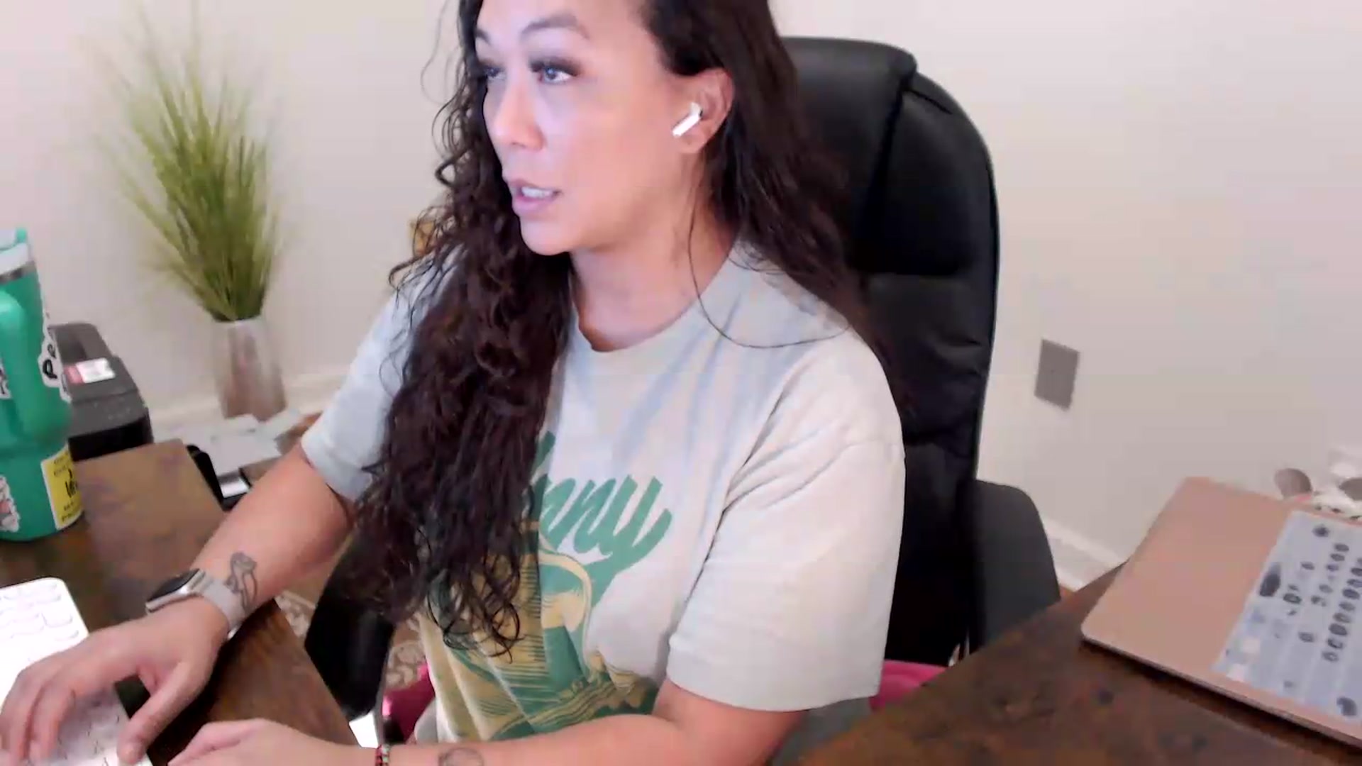Gallery image thumbnail from MickaylaStar's myfreecams stream on, 06/19/2026, 16:38 image 7 of 20