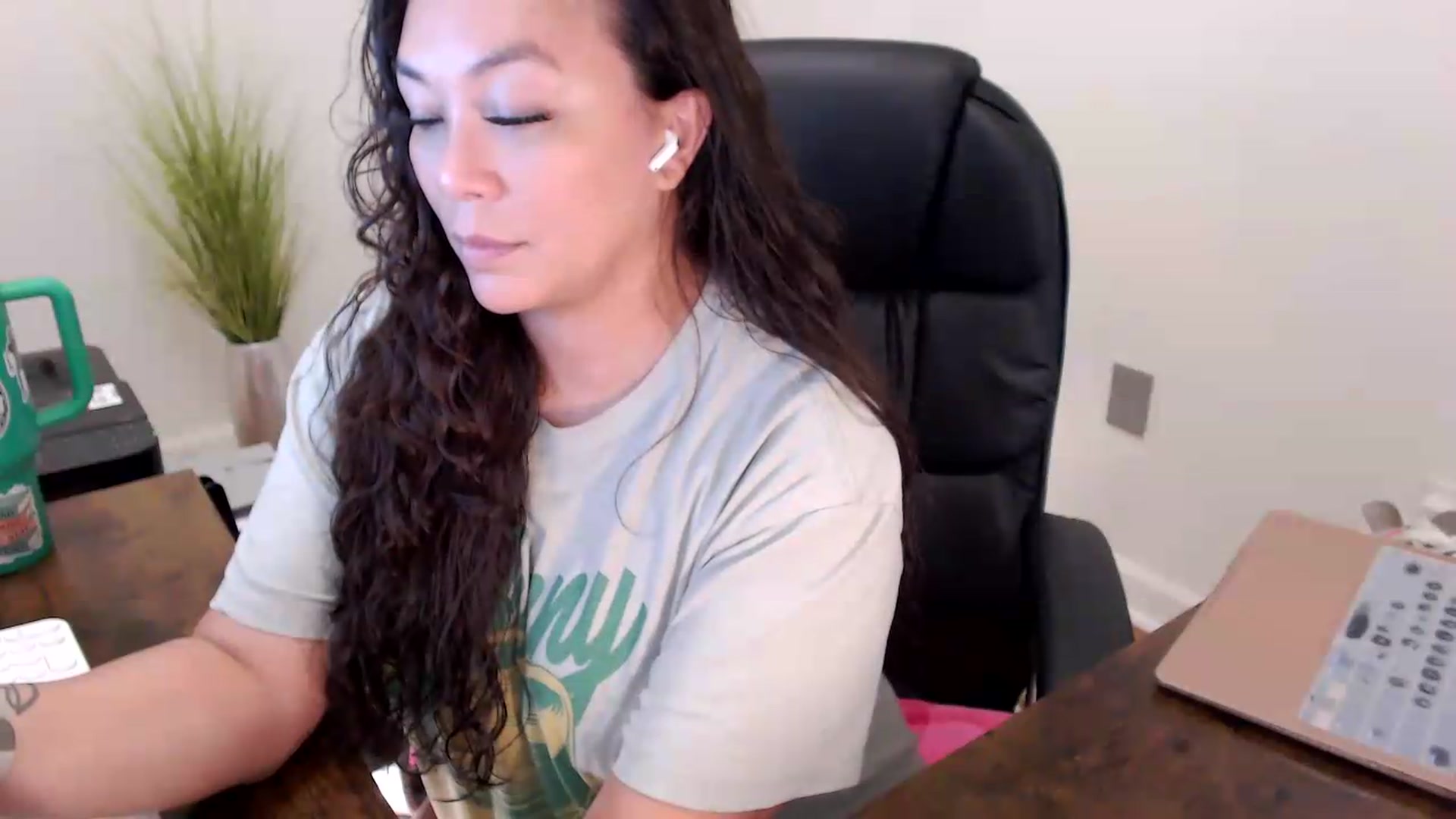 Gallery image thumbnail from MickaylaStar's myfreecams stream on, 06/19/2026, 16:38 image 16 of 20
