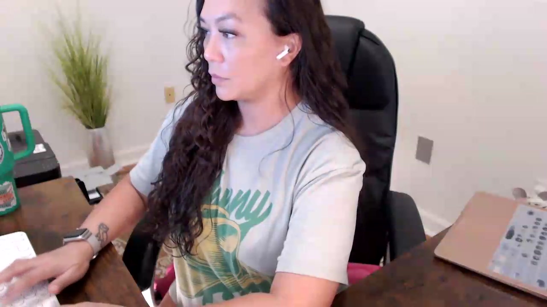 Gallery image thumbnail from MickaylaStar's myfreecams stream on, 06/19/2026, 16:38 image 12 of 20