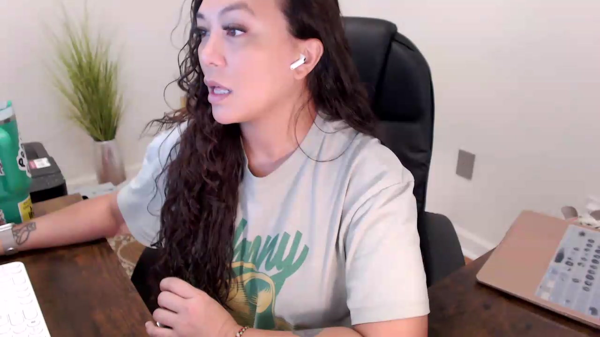 Gallery image thumbnail from MickaylaStar's myfreecams stream on, 06/19/2026, 16:38 image 3 of 20