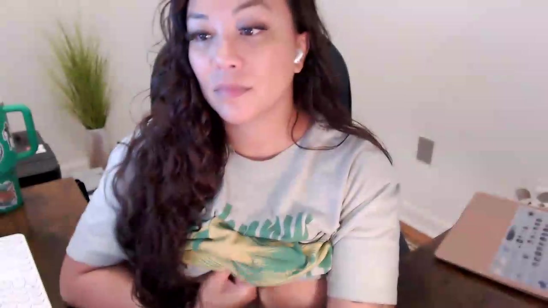 Gallery image thumbnail from MickaylaStar's myfreecams stream on, 06/19/2026, 17:18 image 2 of 20