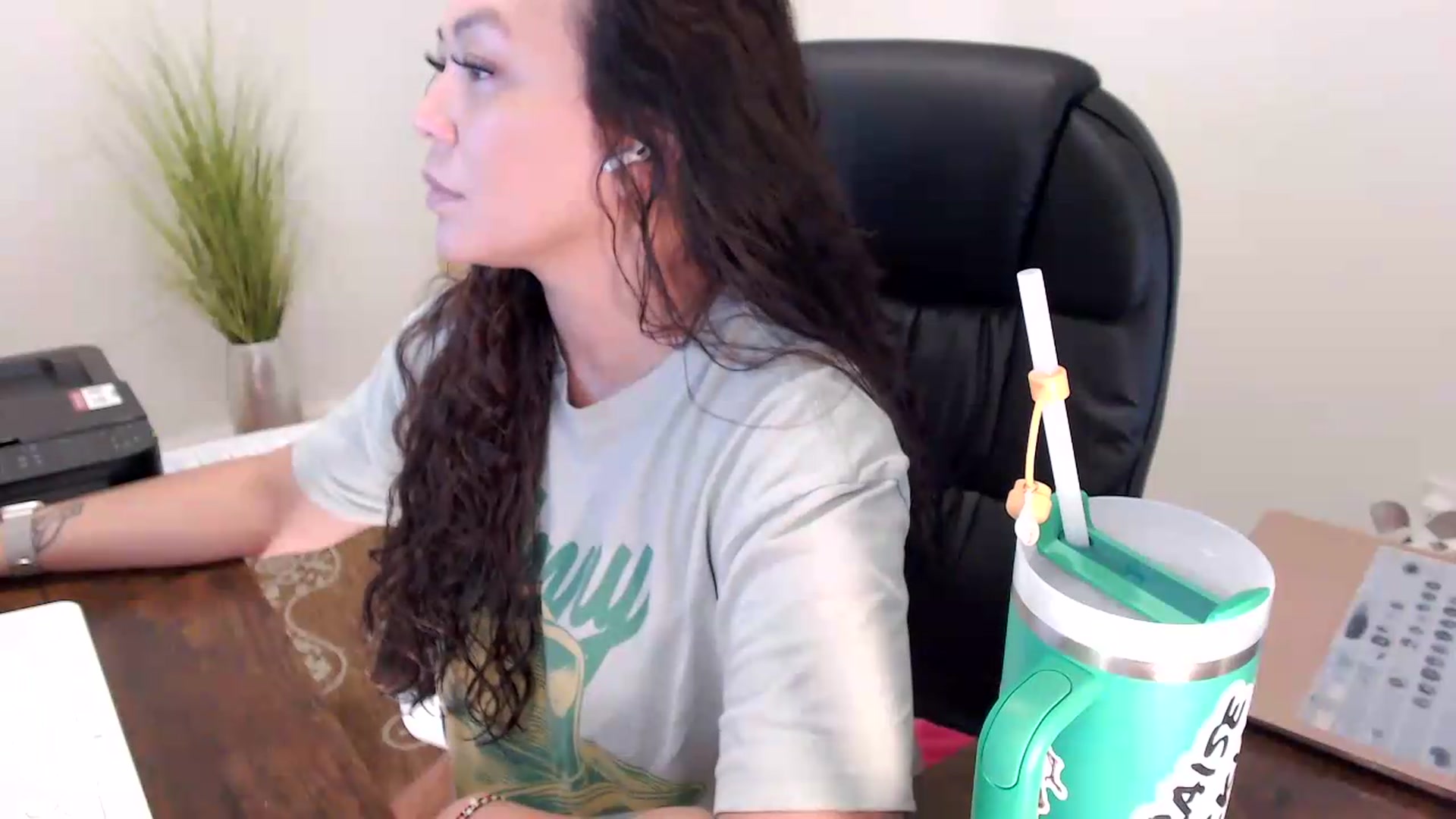 Gallery image thumbnail from MickaylaStar's myfreecams stream on, 06/19/2026, 17:18 image 17 of 20