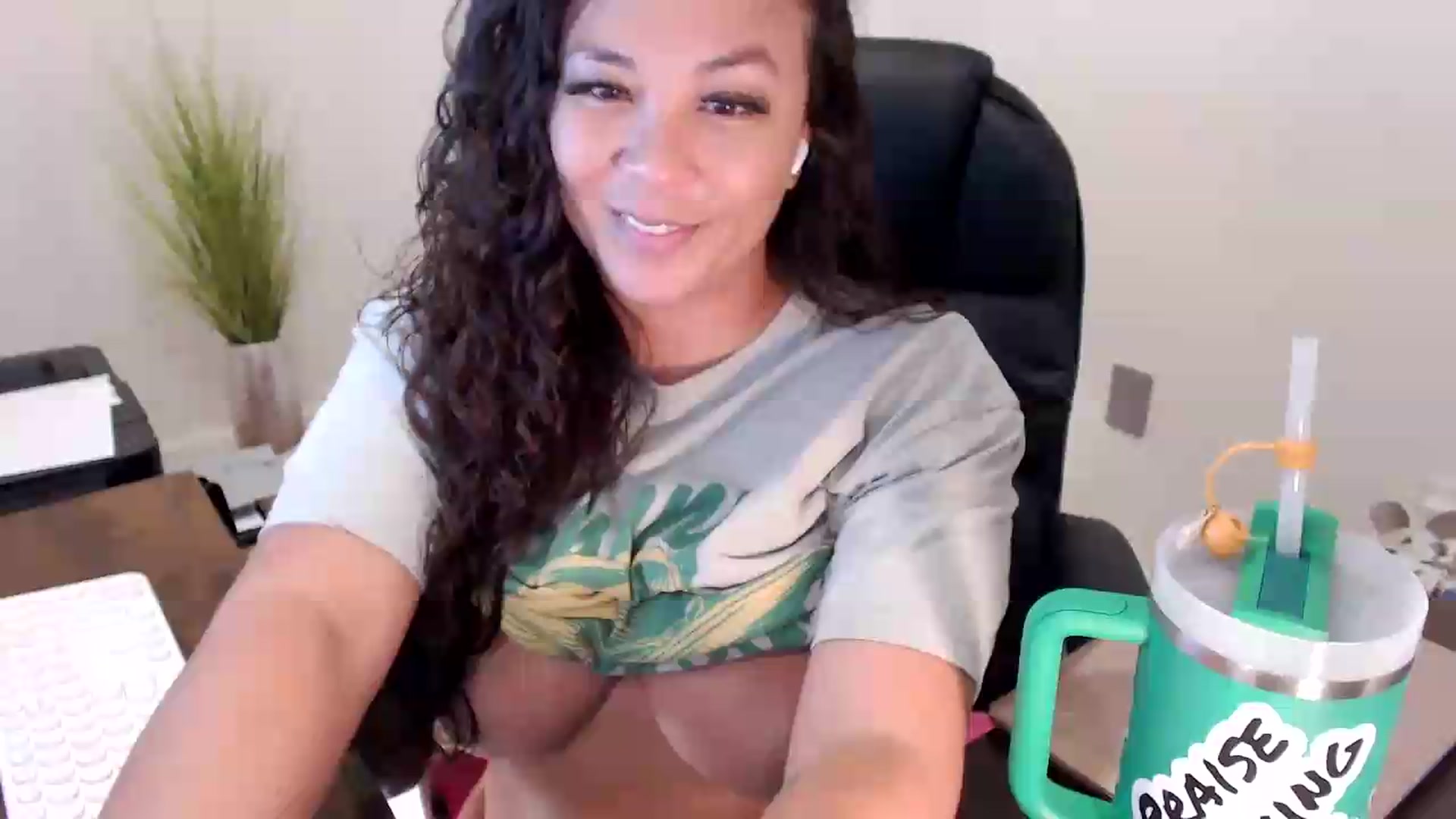 Gallery image thumbnail from MickaylaStar's myfreecams stream on, 06/19/2026, 18:21 image 14 of 20