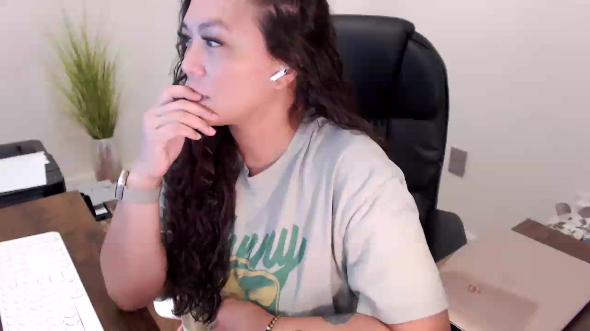 Gallery image thumbnail from MickaylaStar's myfreecams stream on, 06/19/2026, 18:21 image 13 of 20