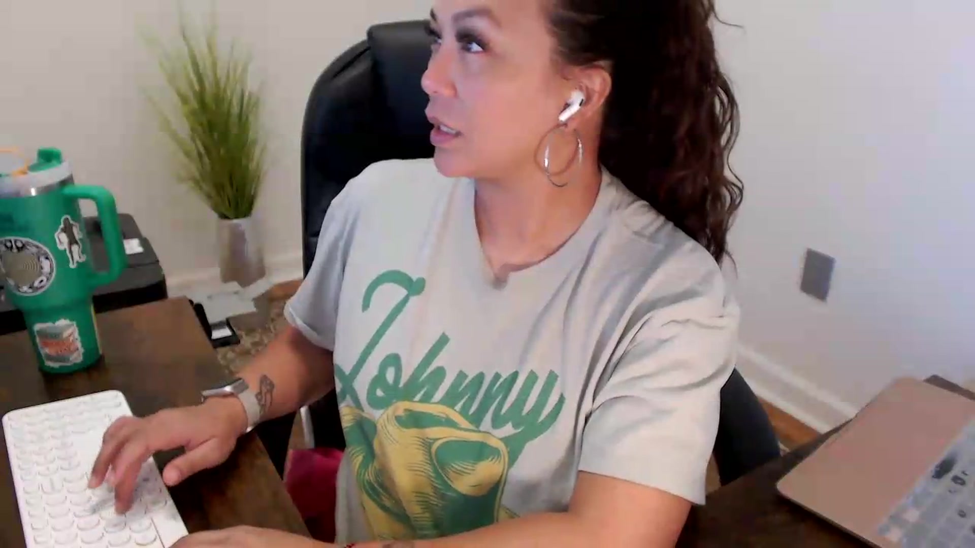 Gallery image thumbnail from MickaylaStar's myfreecams stream on, 06/24/2026, 18:56 image 15 of 20
