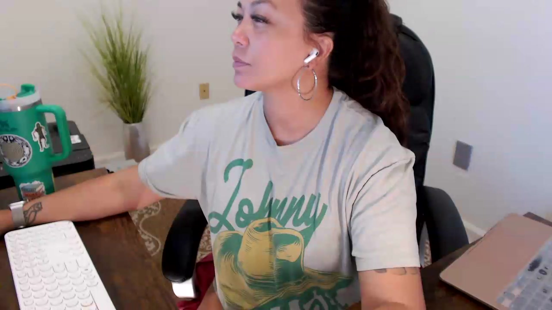 Gallery image thumbnail from MickaylaStar's myfreecams stream on, 06/24/2026, 18:56 image 5 of 20