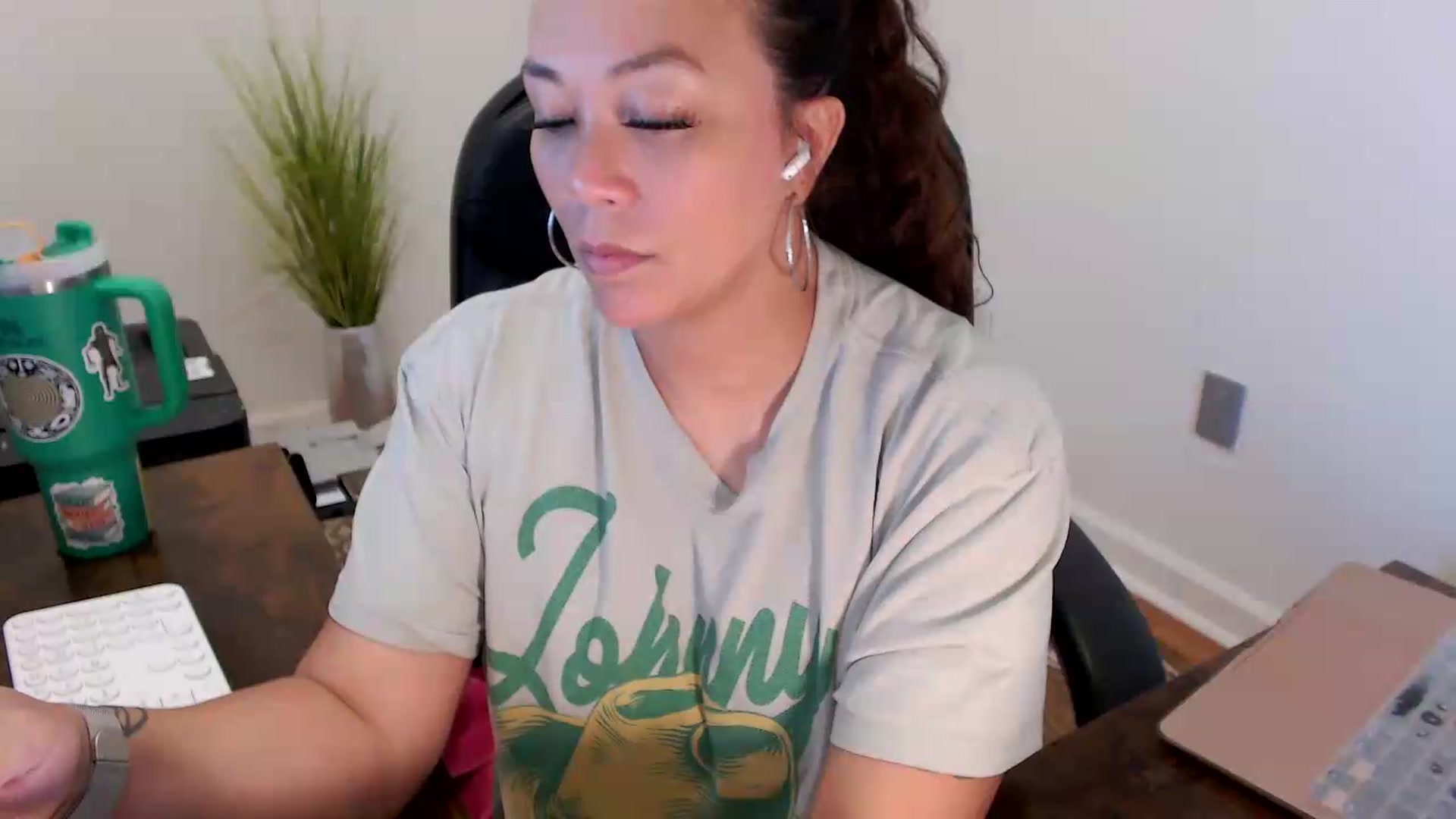 Gallery image thumbnail from MickaylaStar's myfreecams stream on, 06/24/2026, 18:56 image 17 of 20