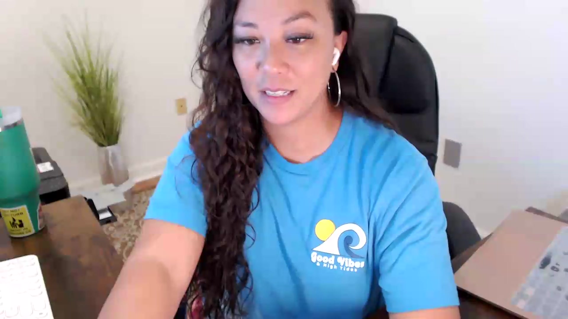 Gallery image thumbnail from MickaylaStar's myfreecams stream on, 06/25/2026, 16:56 image 6 of 20