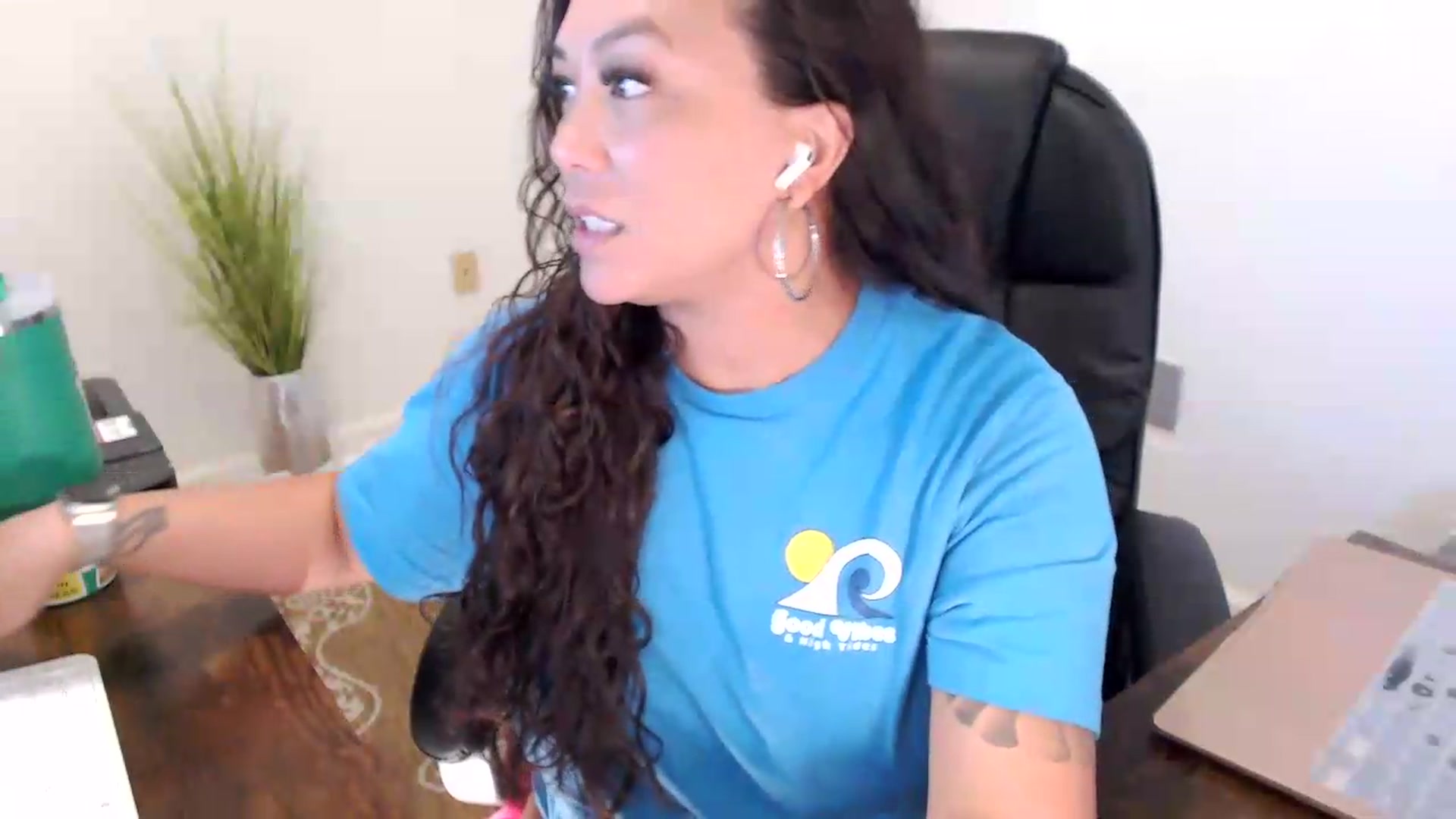 Gallery image thumbnail from MickaylaStar's myfreecams stream on, 06/25/2026, 16:56 image 8 of 20