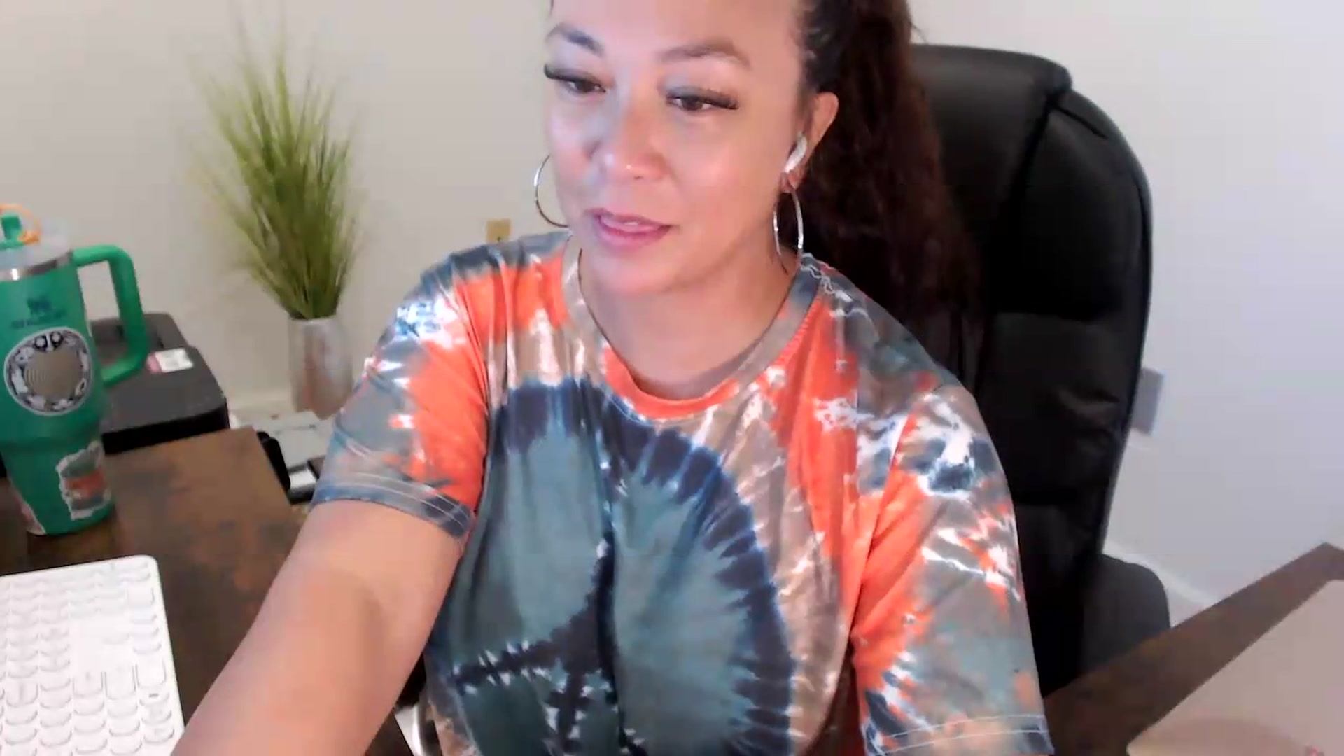 Gallery image thumbnail from MickaylaStar's myfreecams stream on, 06/30/2026, 17:30 image 17 of 20
