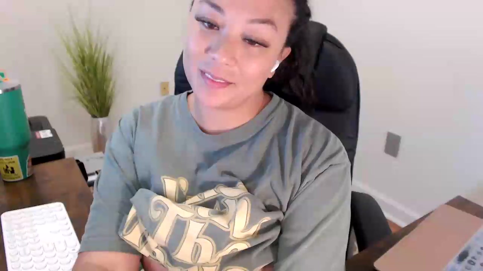 Gallery image thumbnail from MickaylaStar's myfreecams stream on, 07/03/2026, 15:43 image 16 of 20