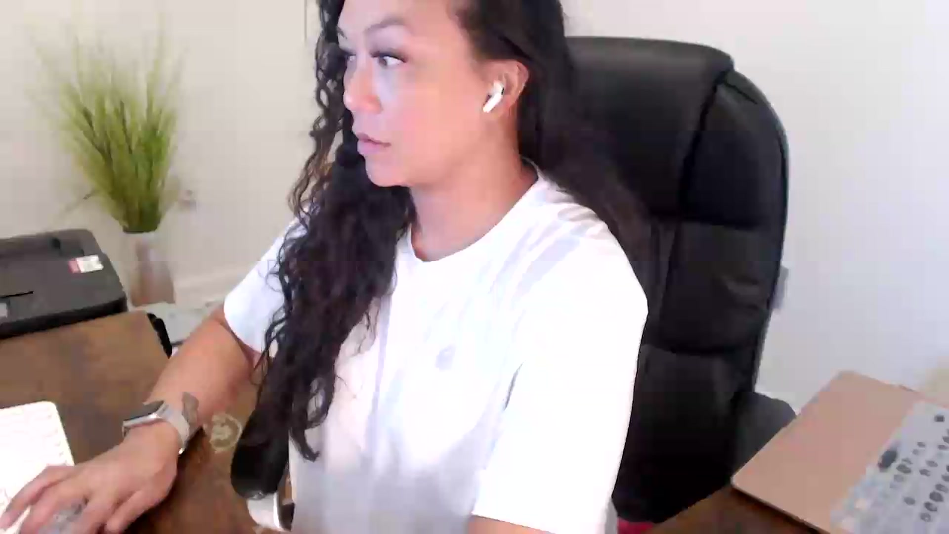 Gallery image thumbnail from MickaylaStar's myfreecams stream on, 07/06/2026, 17:00 image 17 of 20