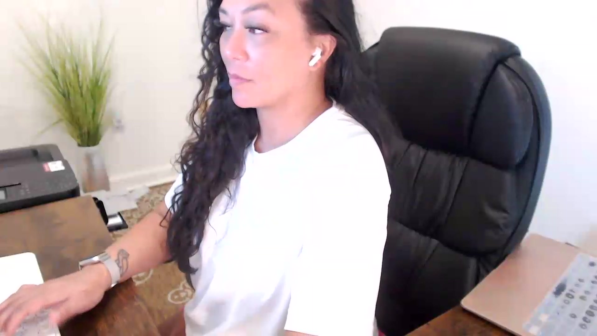 Gallery image thumbnail from MickaylaStar's myfreecams stream on, 07/06/2026, 17:00 image 19 of 20