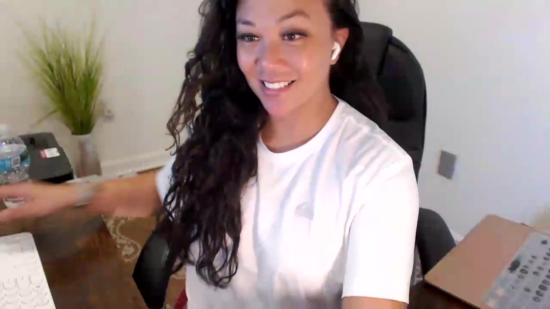 Gallery image thumbnail from MickaylaStar's myfreecams stream on, 07/06/2026, 17:00 image 5 of 20