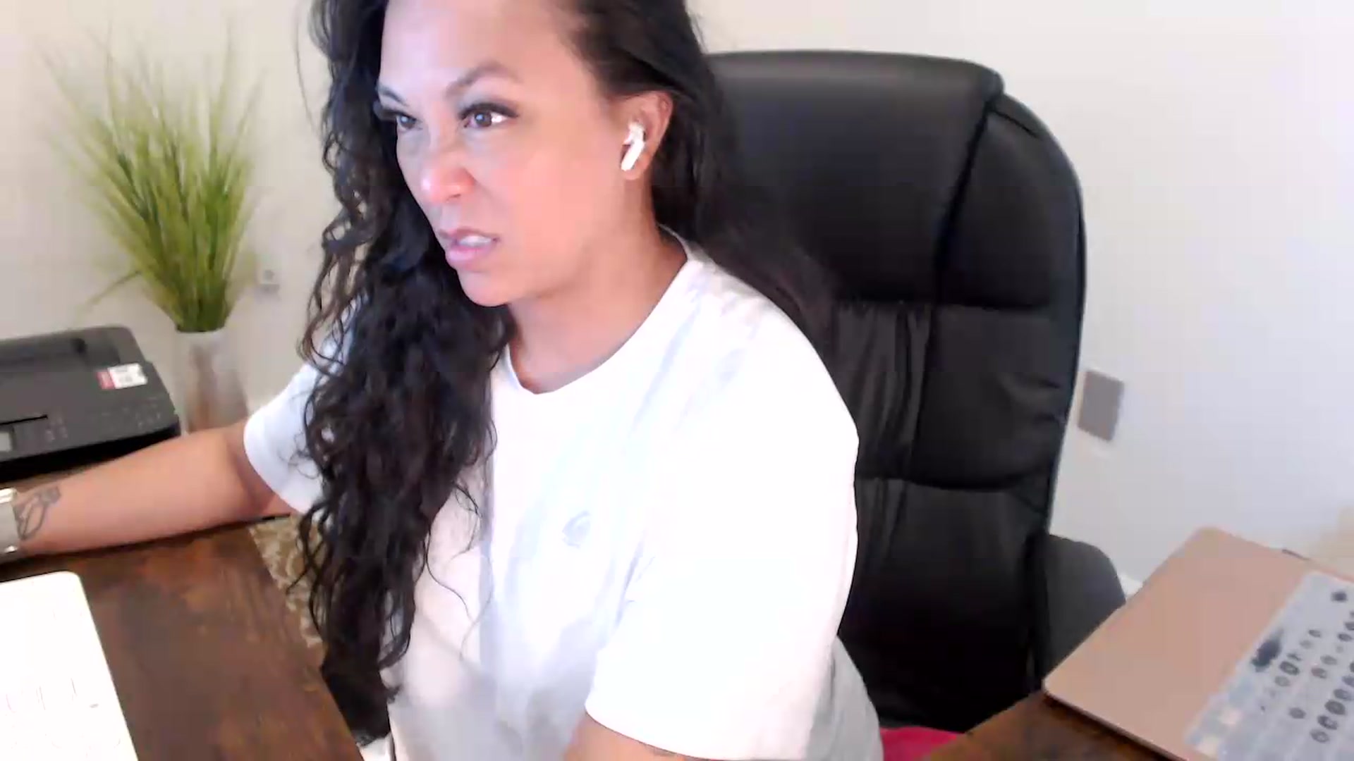 Gallery image thumbnail from MickaylaStar's myfreecams stream on, 07/06/2026, 17:00 image 18 of 20