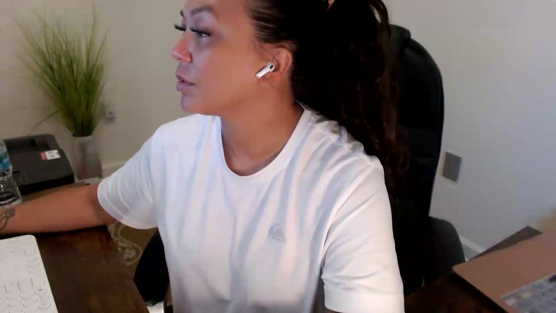 Gallery image thumbnail from MickaylaStar's myfreecams stream on, 07/06/2026, 17:00 image 2 of 20