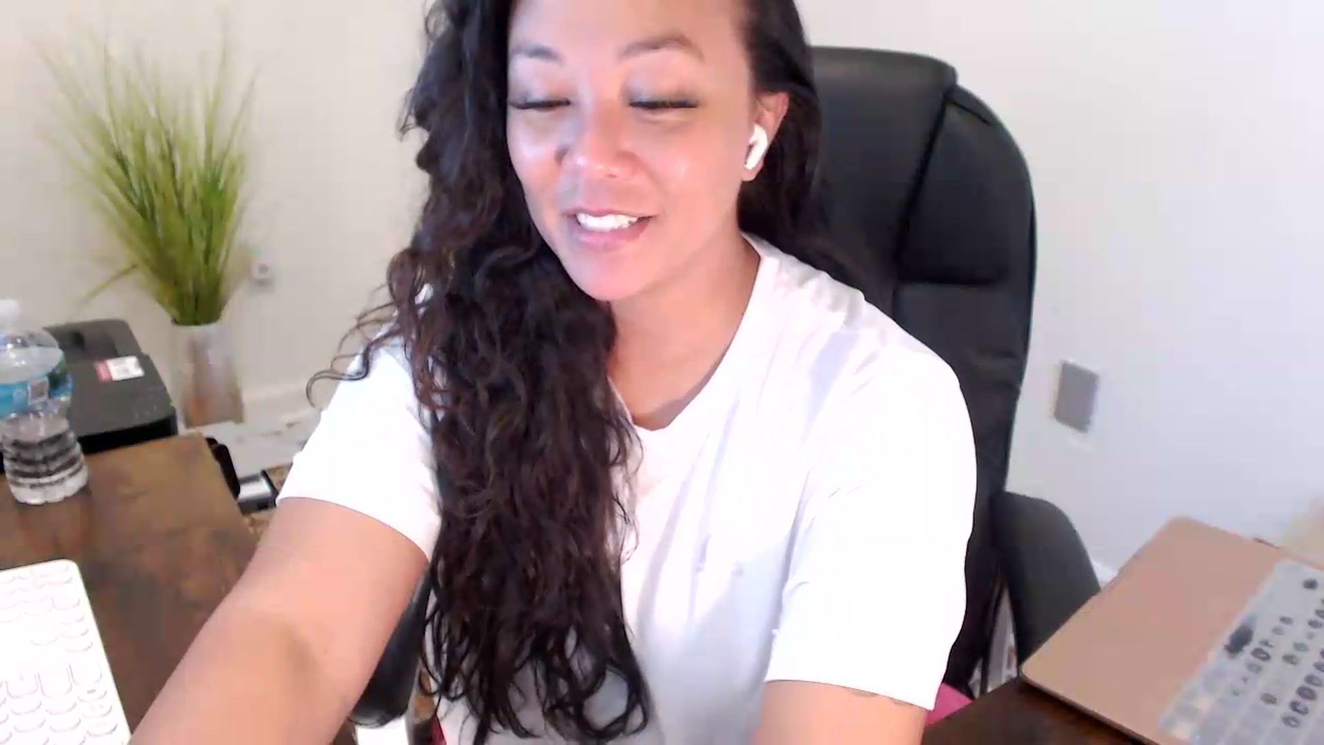 Gallery image thumbnail from MickaylaStar's myfreecams stream on, 07/06/2026, 17:00 image 8 of 20