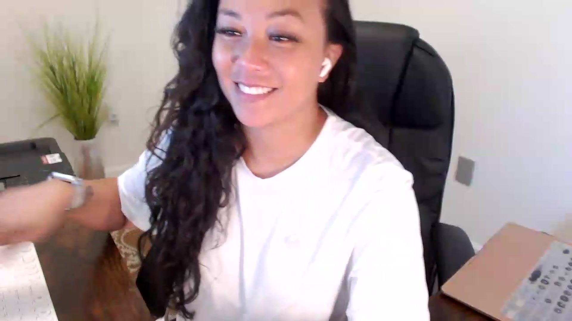 Gallery image thumbnail from MickaylaStar's myfreecams stream on, 07/06/2026, 17:00 image 16 of 20