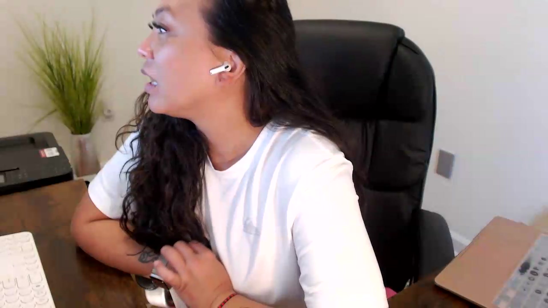 Gallery image thumbnail from MickaylaStar's myfreecams stream on, 07/06/2026, 17:16 image 9 of 20