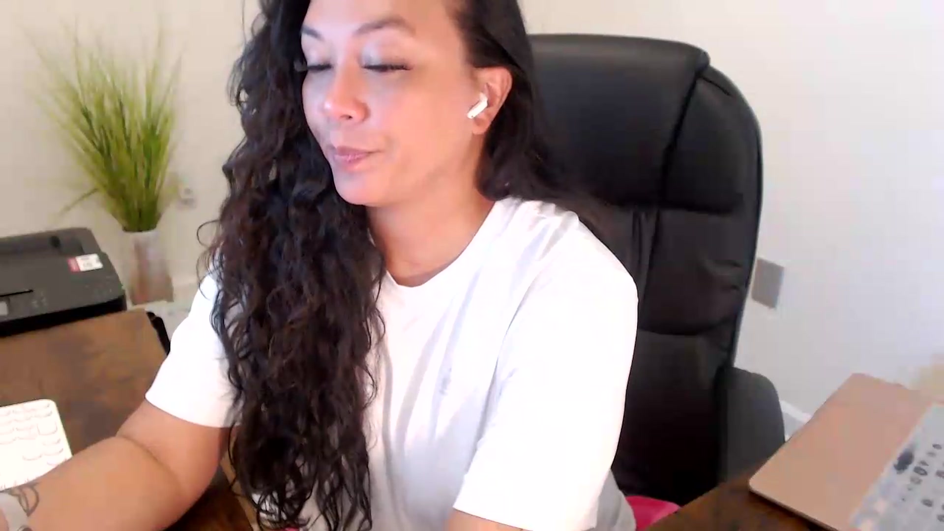 Gallery image thumbnail from MickaylaStar's myfreecams stream on, 07/06/2026, 17:16 image 2 of 20