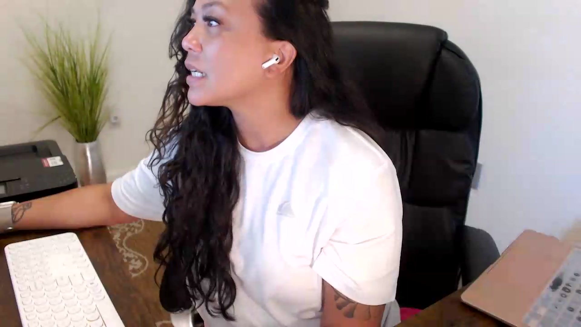 Gallery image thumbnail from MickaylaStar's myfreecams stream on, 07/06/2026, 17:38 image 19 of 20