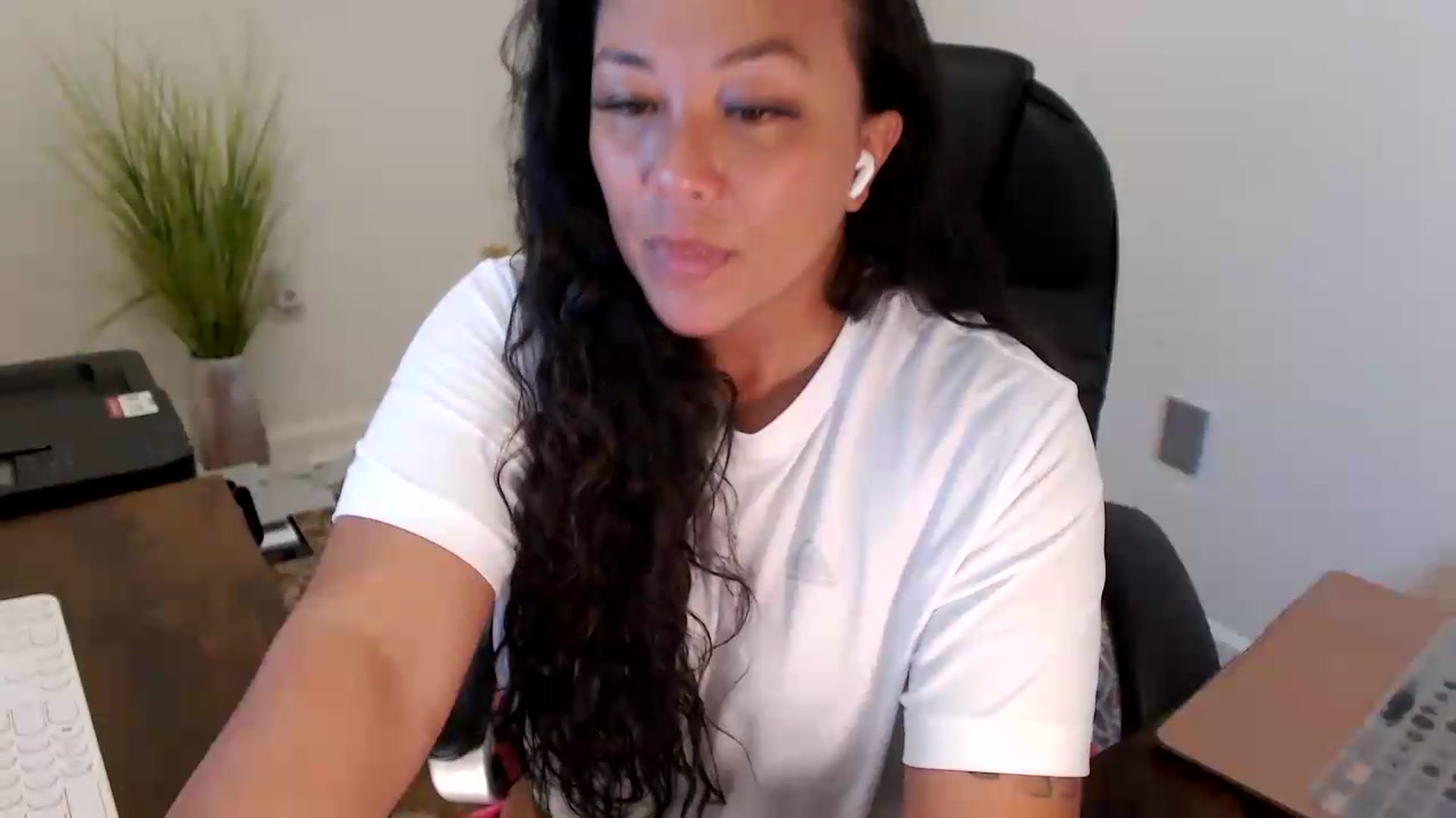 Gallery image thumbnail from MickaylaStar's myfreecams stream on, 07/06/2026, 17:58 image 19 of 20