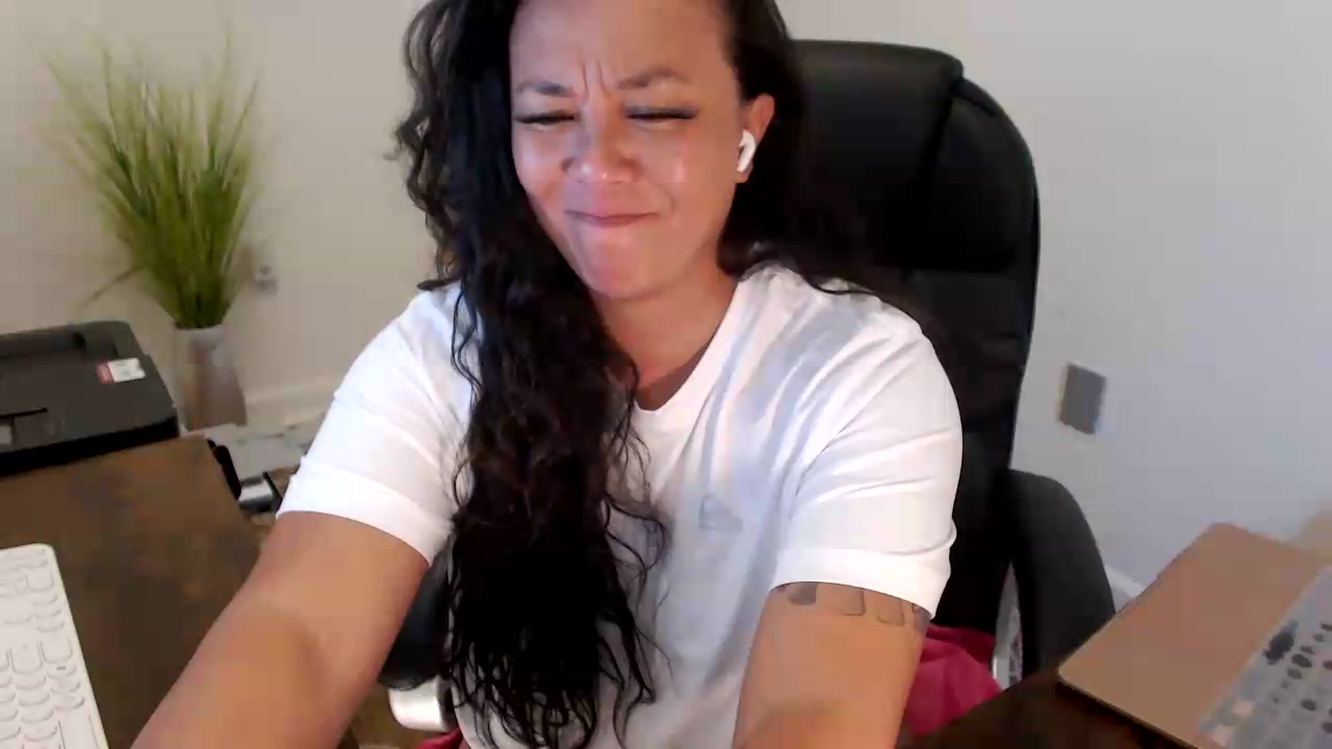 Gallery image thumbnail from MickaylaStar's myfreecams stream on, 07/06/2026, 17:58 image 17 of 20