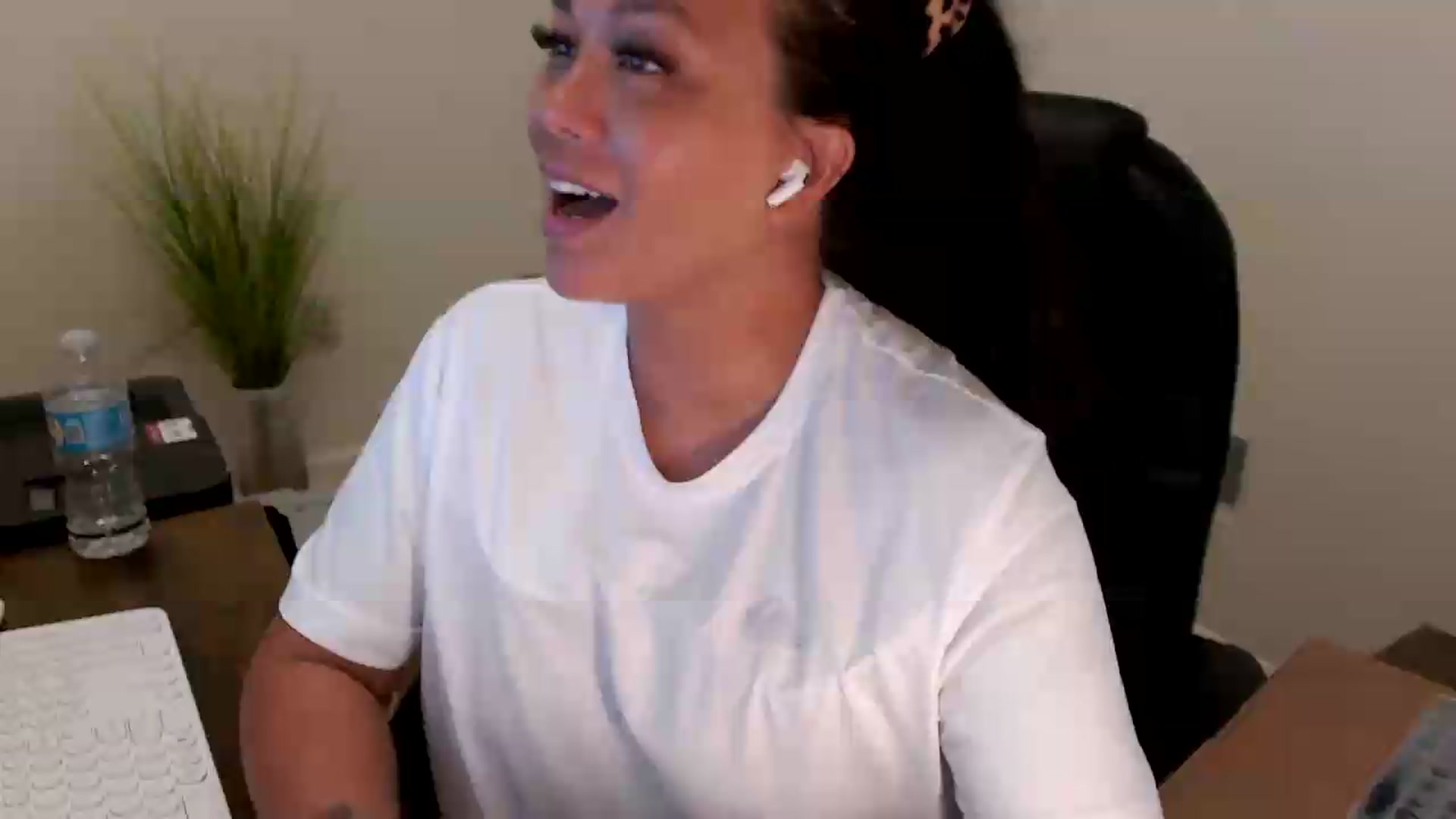 Gallery image thumbnail from MickaylaStar's myfreecams stream on, 07/06/2026, 19:15 image 19 of 20