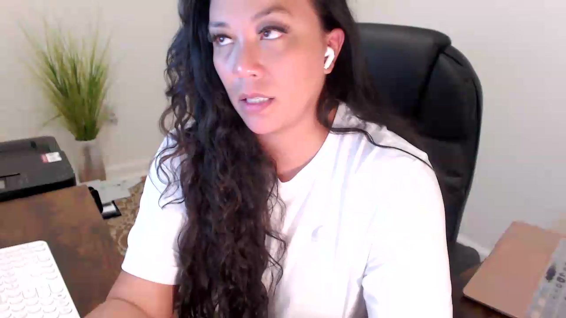 Gallery image thumbnail from MickaylaStar's myfreecams stream on, 07/06/2026, 19:15 image 2 of 20