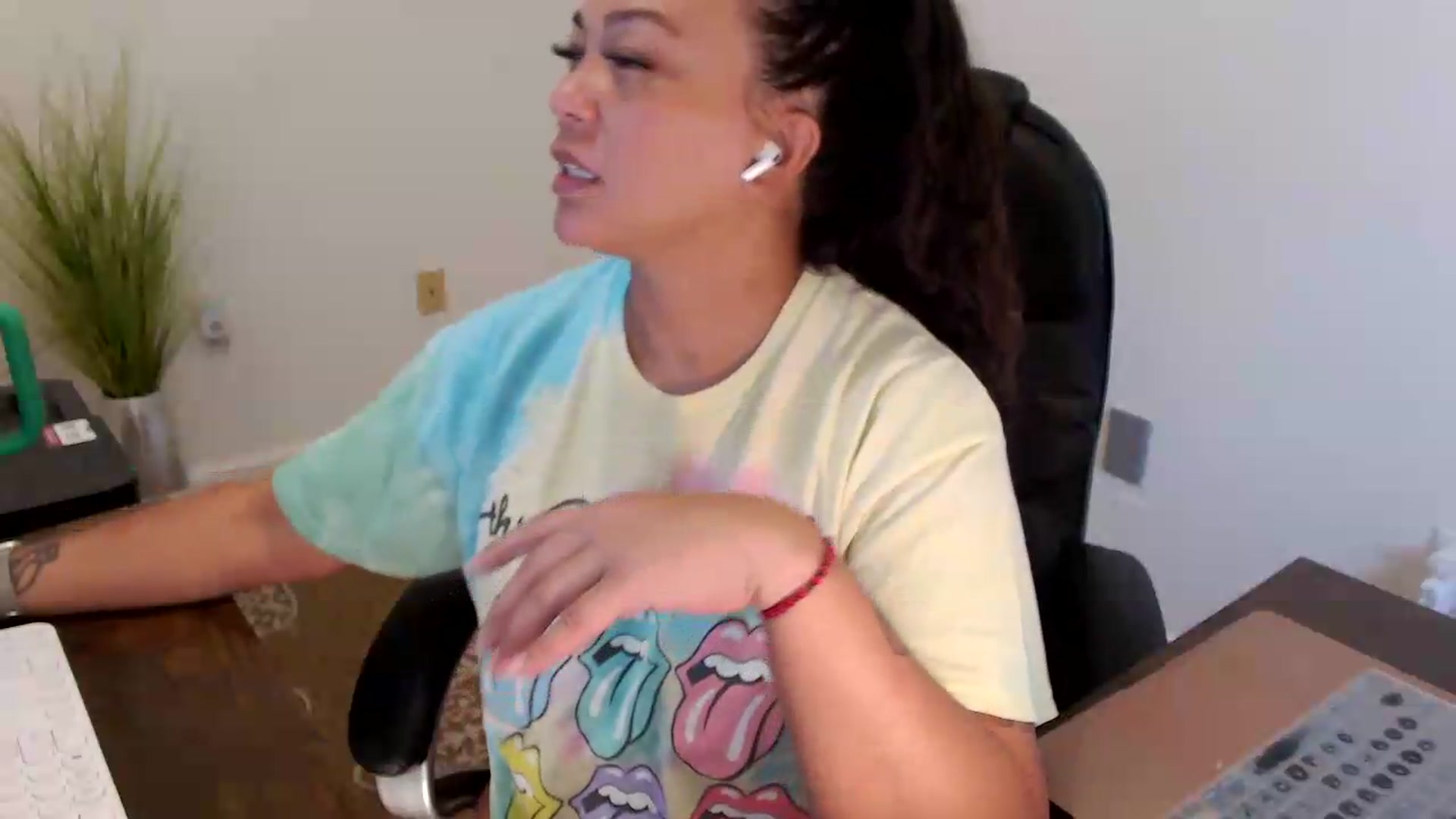 Gallery image thumbnail from MickaylaStar's myfreecams stream on, 07/07/2026, 18:01 image 17 of 20