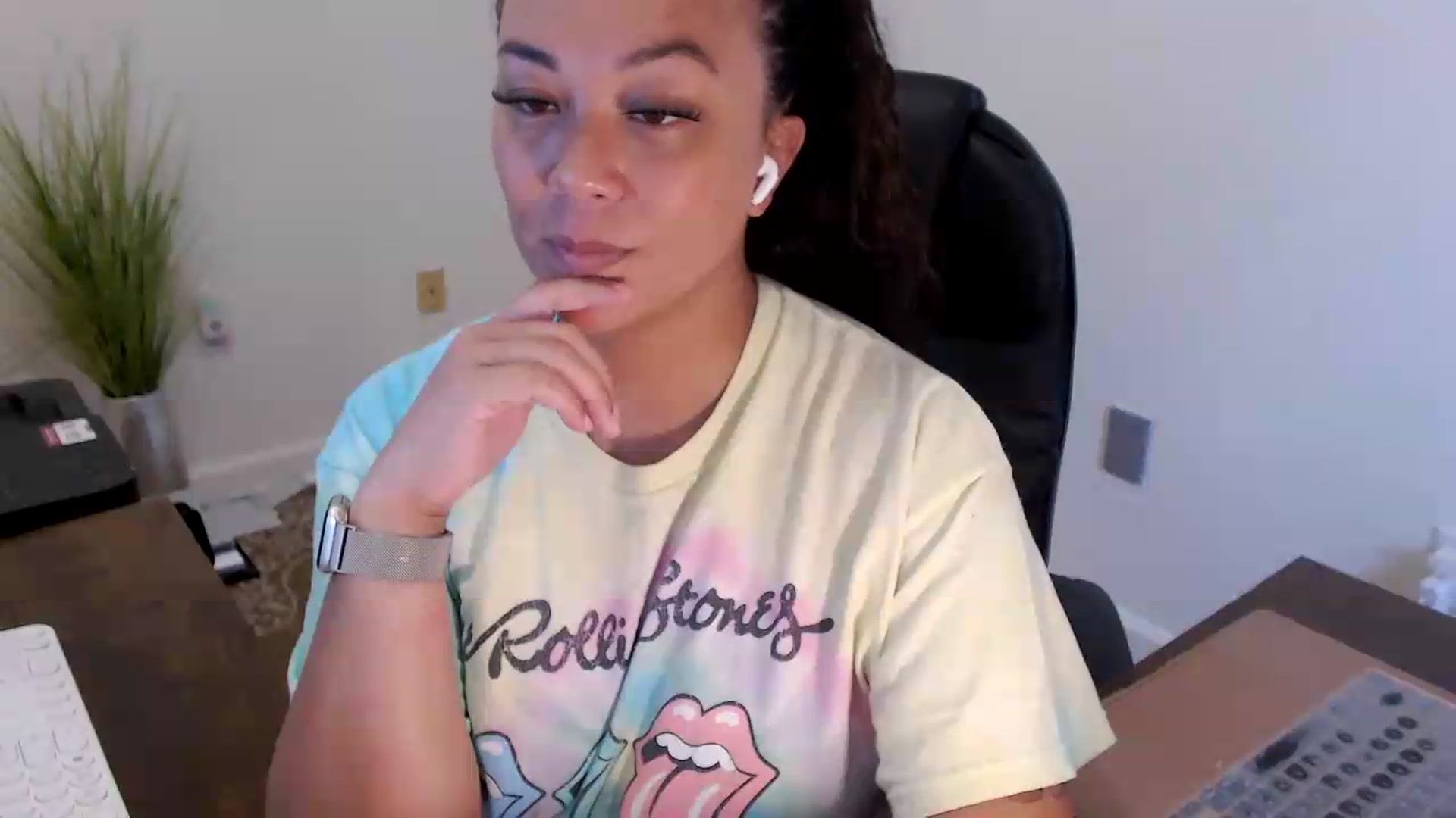 Gallery image thumbnail from MickaylaStar's myfreecams stream on, 07/07/2026, 18:01 image 8 of 20