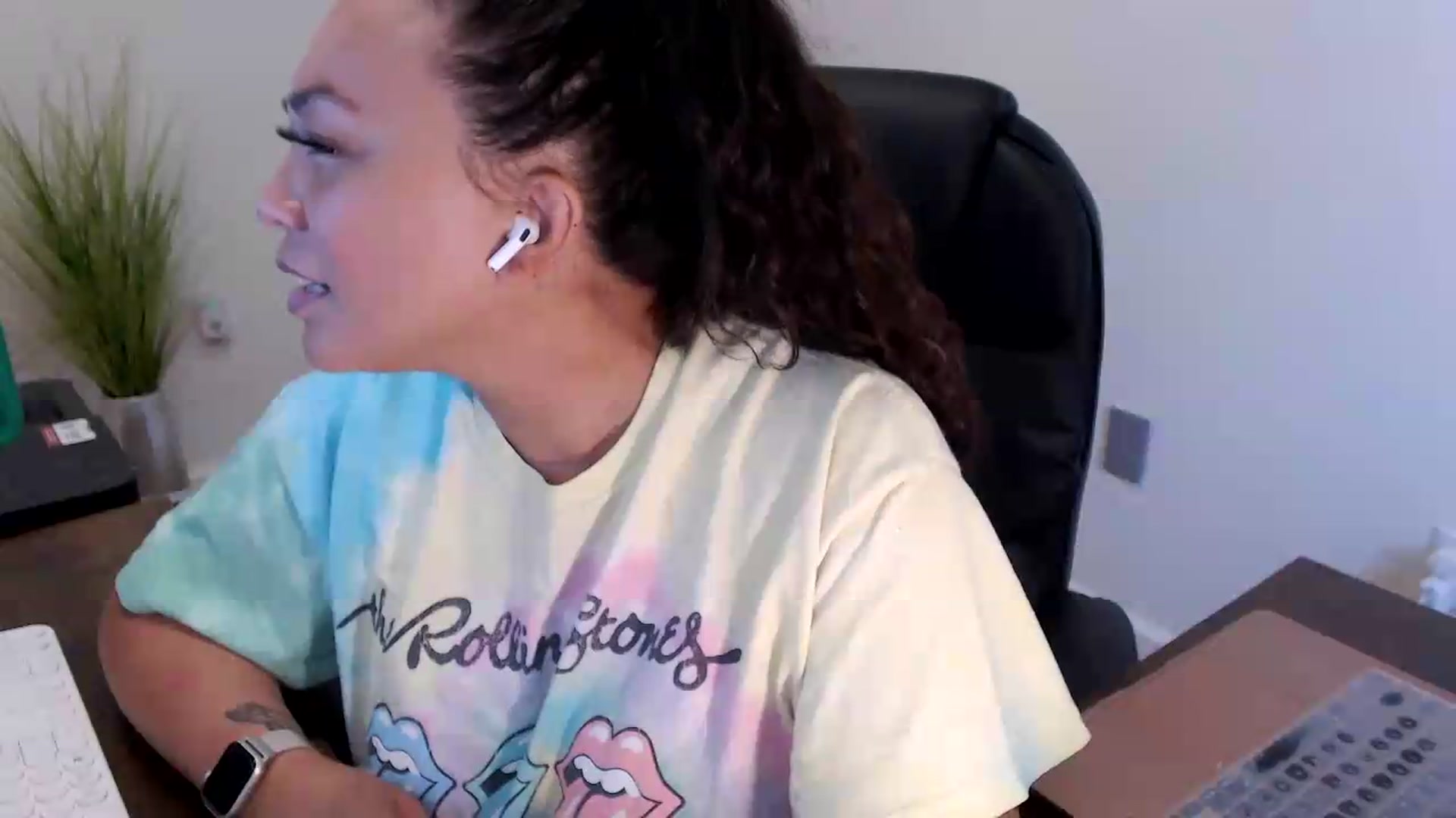 Gallery image thumbnail from MickaylaStar's myfreecams stream on, 07/07/2026, 18:01 image 10 of 20
