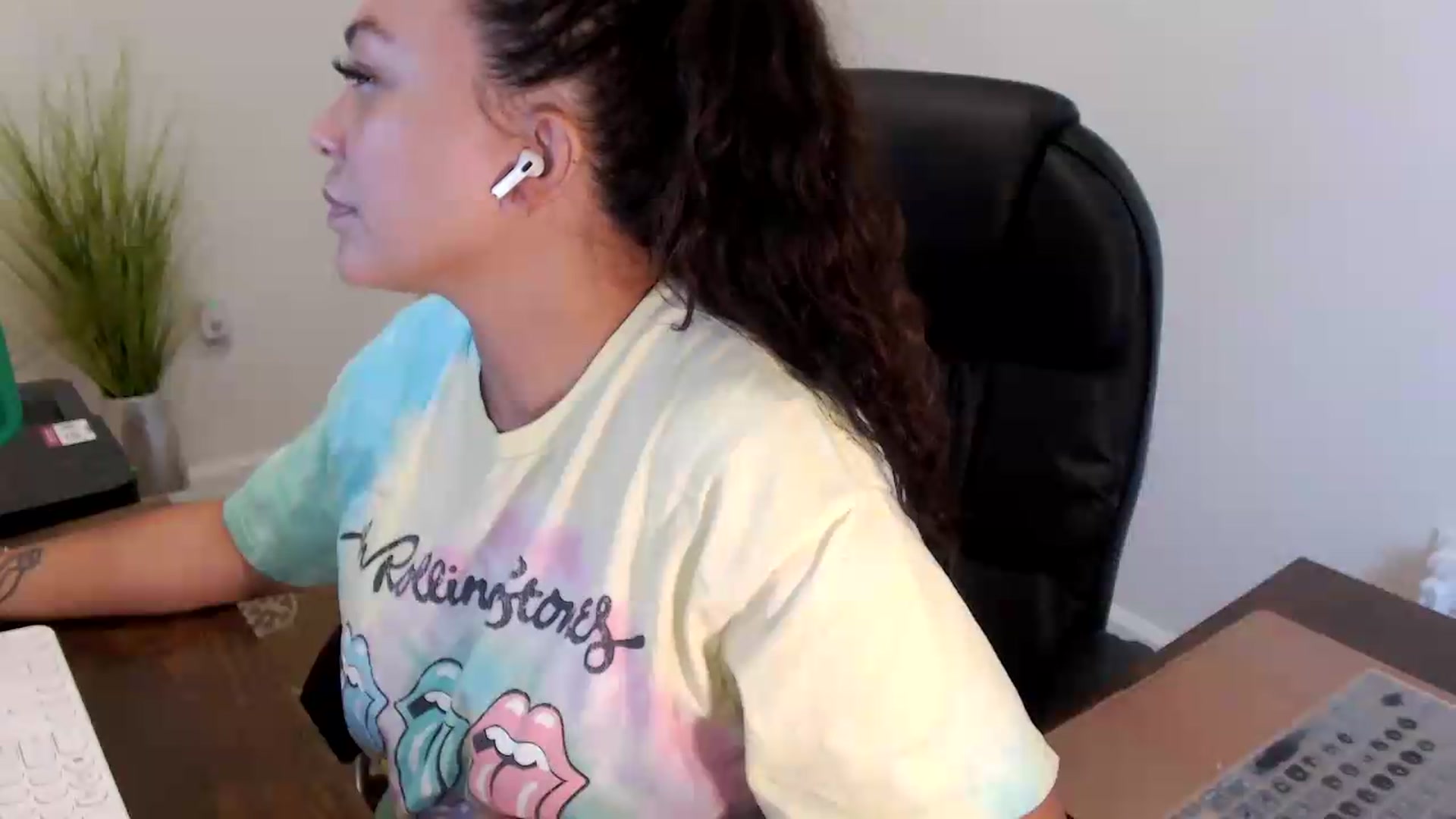 Gallery image thumbnail from MickaylaStar's myfreecams stream on, 07/07/2026, 18:01 image 12 of 20