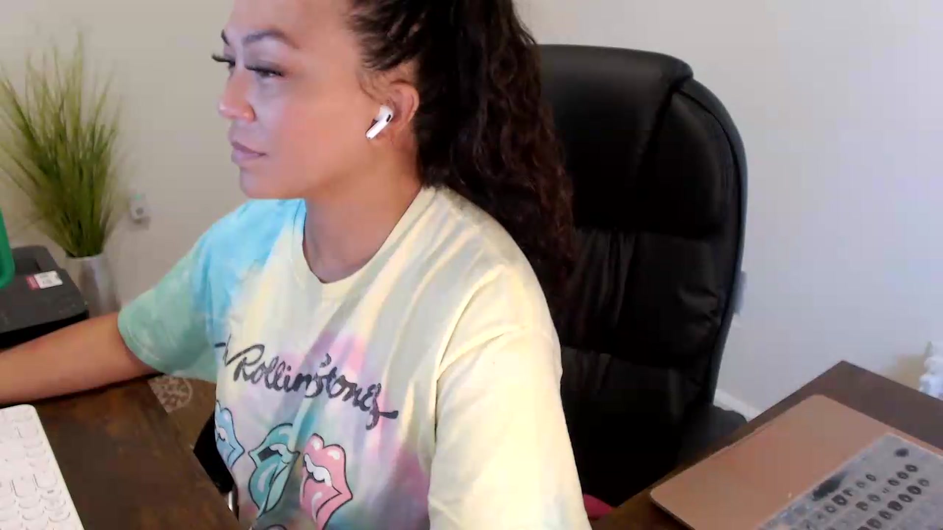 Gallery image thumbnail from MickaylaStar's myfreecams stream on, 07/07/2026, 18:01 image 11 of 20