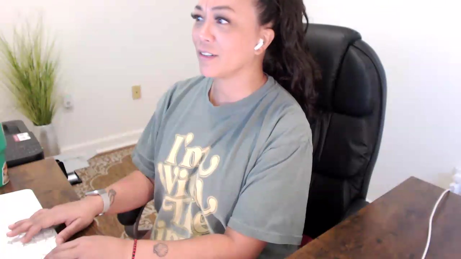 Gallery image thumbnail from MickaylaStar's myfreecams stream on, 07/08/2026, 14:50 image 17 of 20
