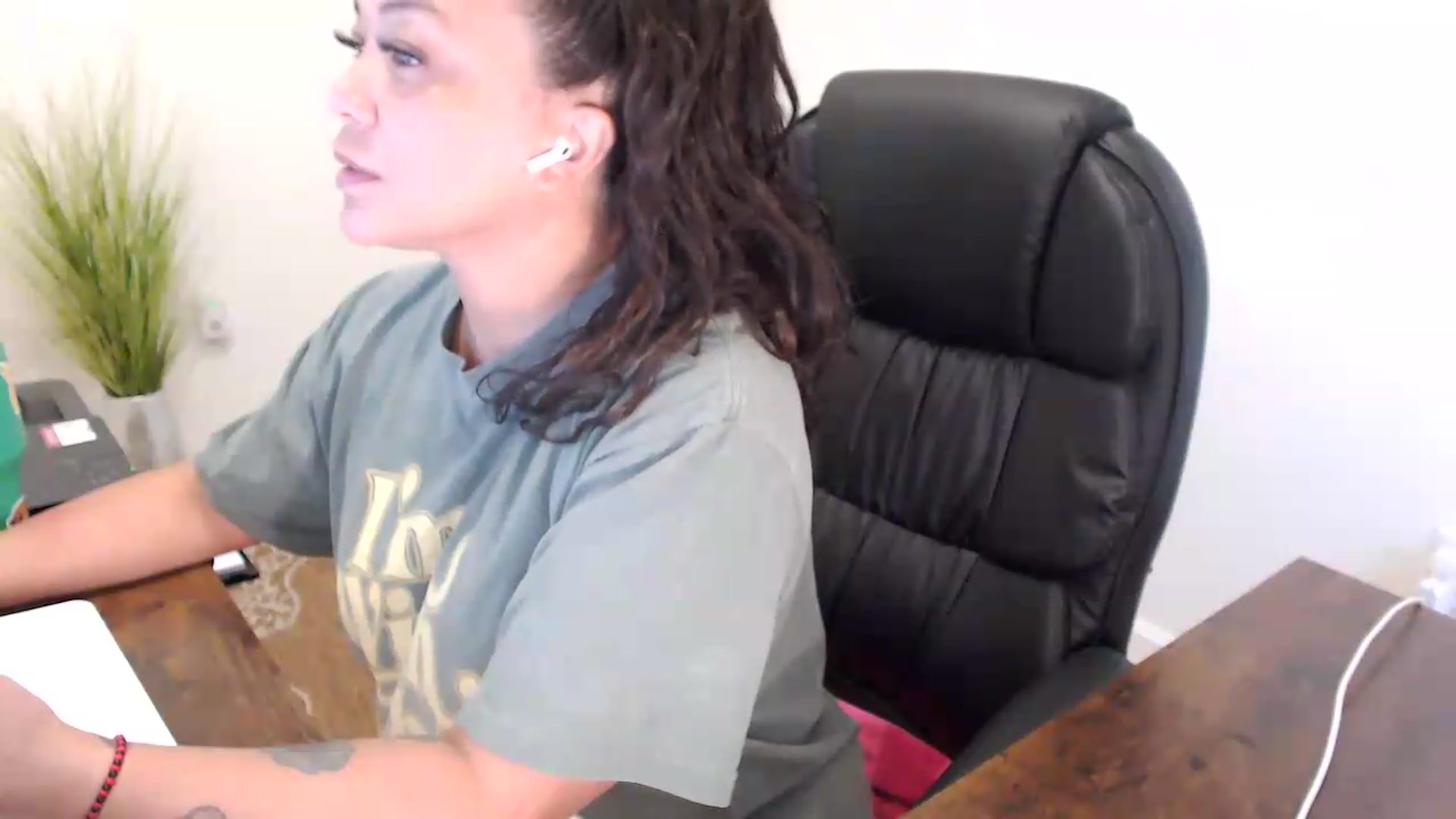Gallery image thumbnail from MickaylaStar's myfreecams stream on, 07/08/2026, 15:23 image 12 of 20