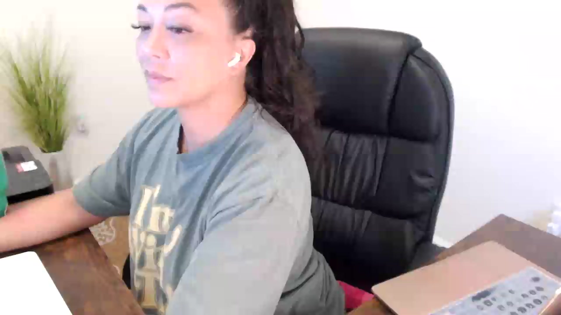Gallery image thumbnail from MickaylaStar's myfreecams stream on, 07/08/2026, 15:52 image 19 of 20