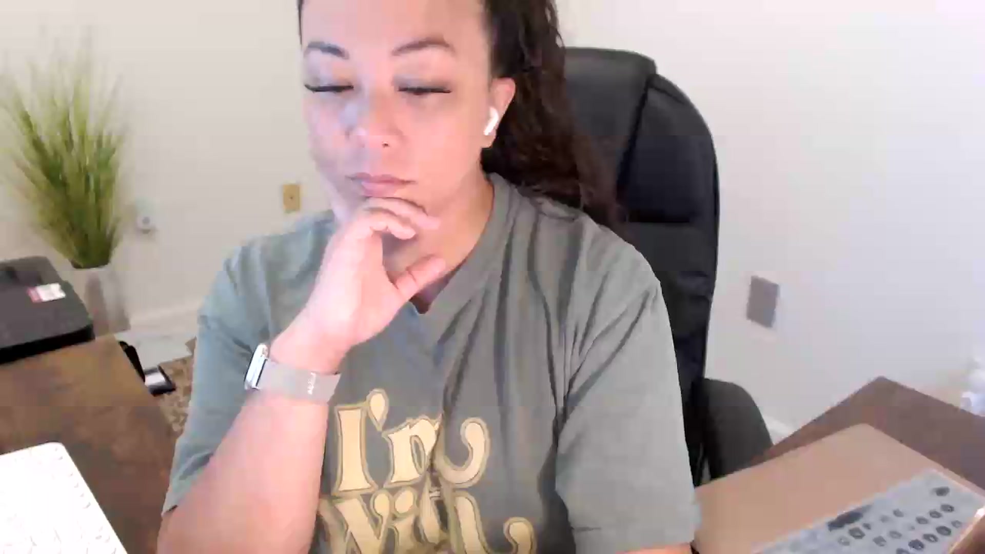 Gallery image thumbnail from MickaylaStar's myfreecams stream on, 07/08/2026, 15:52 image 16 of 20